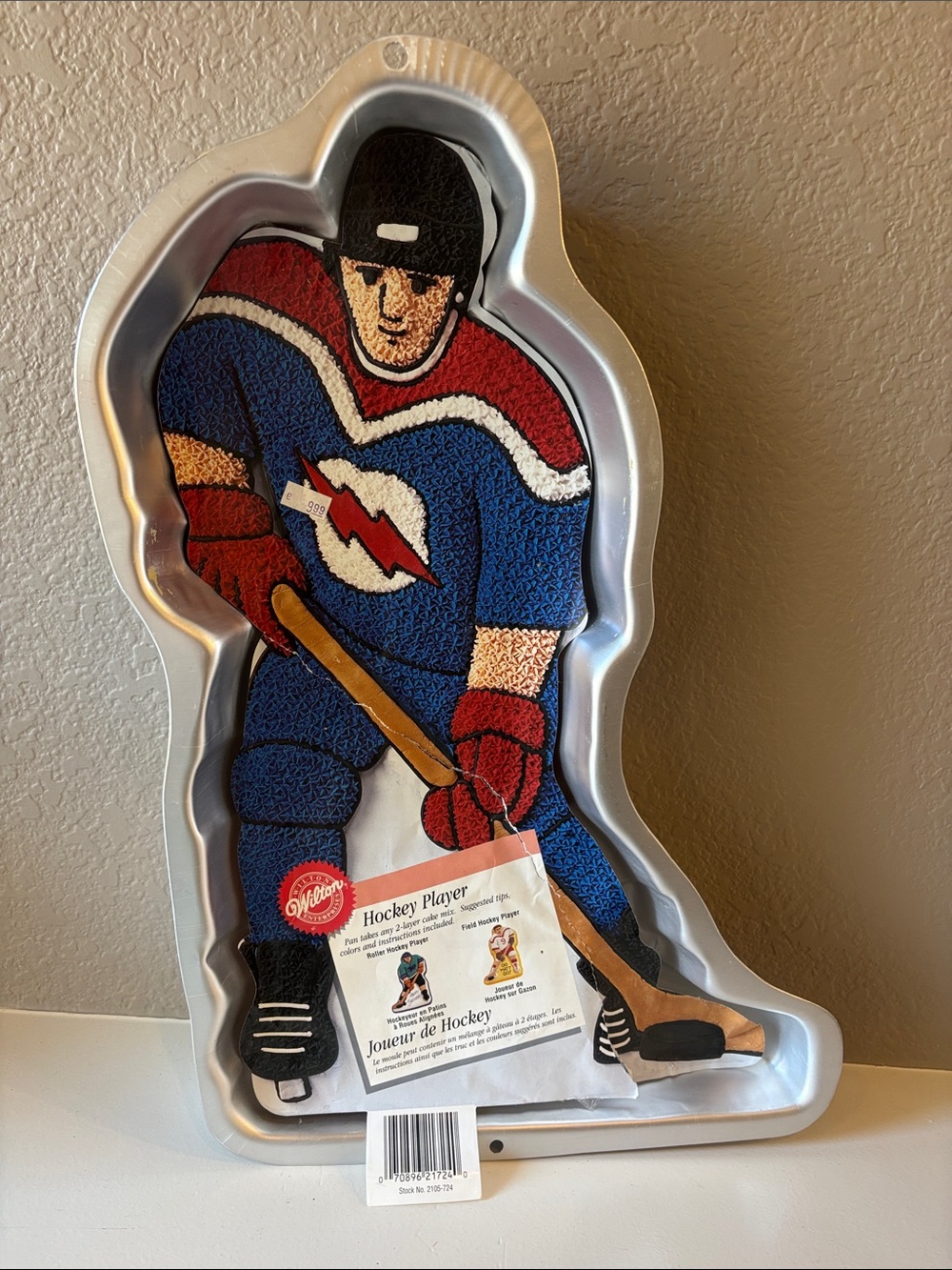 Wilton Vintage 1998 Hockey Player Cake Pan